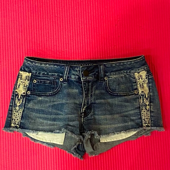 Size 6 American Eagle Stretch Blue Jean Shortie Shorts - Picture 1 of 6